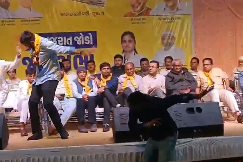 ಗುಜರಾತ್: ವೇದಿಕೆ ಮೇಲೆ ಮಾತನಾಡುತ್ತಿದ್ದ AAP ಶಾಸಕ ಗೋಪಾಲ್ ಇಟಾಲಿಯಾ ಮೇಲೆ ಶೂ ಎಸೆತ; Video