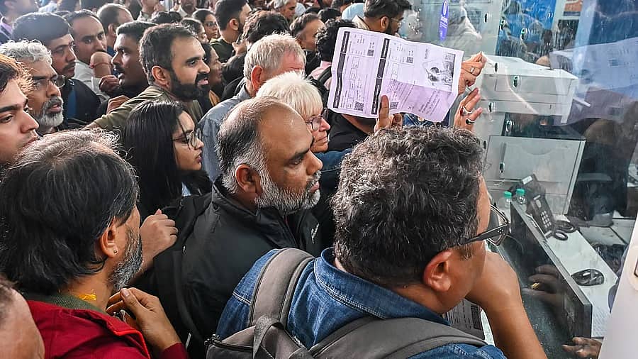 IndiGo ಅವಾಂತರ 5ನೇ ದಿನ: ಬೆಂಗಳೂರು ಏರ್ ಪೋರ್ಟ್ ನಲ್ಲಿ ಪ್ರಯಾಣಿಕರ ಗೋಳಾಟ, ಪರದಾಟ; ಫ್ಲೈಟ್ ಟಿಕೆಟ್ ದರ ದುಪ್ಪಟ್ಟು; Video