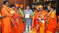ಕುರ್ಚಿ ಕದನ ನಡುವಲ್ಲೇ ಸಿದ್ದುಗೆ ಟಕ್ಕರ್; ಡಿಕೆಶಿ ಭೇಟಿಯಾದ ಅತಿ ಹಿಂದುಳಿದ ಸ್ವಾಮೀಜಿಗಳ ಒಕ್ಕೂಟ; ಸಮಾವೇಶ ನಡೆಸುವಂತೆ ಒತ್ತಾಯ