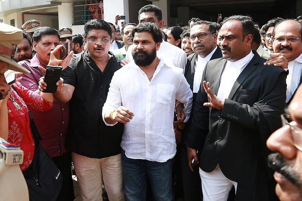 ಮಲಯಾಳಂ ನಟಿ ಮೇಲೆ ಅತ್ಯಾಚಾರ ಪ್ರಕರಣ: ನಟ ದಿಲೀಪ್ ಖುಲಾಸೆ; ಪಲ್ಸರ್ ಸುನಿ ಸೇರಿ ಆರು ಮಂದಿ ತಪ್ಪಿತಸ್ಥರು; Video