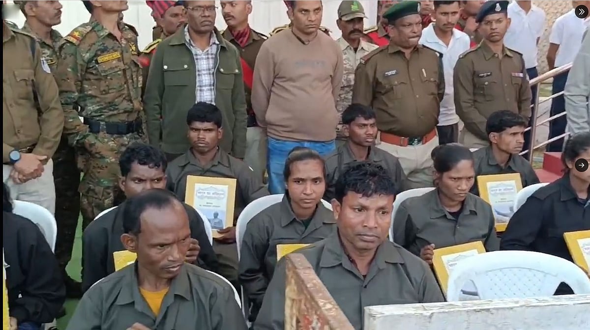 ಮಧ್ಯಪ್ರದೇಶ: ಕೋಟಿ ಕೋಟಿ ಬಹುಮಾನ ಹೊಂದಿದ್ದ 10 ನಕ್ಸಲರು ಶಸ್ತ್ರಾಸ್ತ್ರ ಸಹಿತ ಶರಣಾಗತಿ!