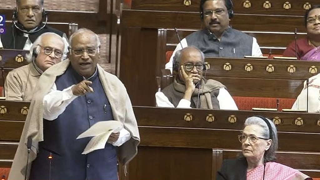 'ವಂದೇ ಮಾತರಂ'ನ ಮೊದಲ ಎರಡು ಚರಣ ಬಳಸುವ ನಿರ್ಧಾರ ನೆಹರೂ ಒಬ್ಬರದ್ದೇ ಅಲ್ಲ: ಖರ್ಗೆ