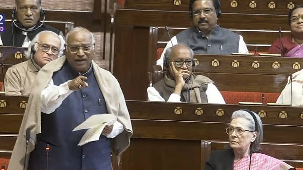 'ವಂದೇ ಮಾತರಂ'ನ ಮೊದಲ ಎರಡು ಚರಣ ಬಳಸುವ ನಿರ್ಧಾರ ನೆಹರೂ ಒಬ್ಬರದ್ದೇ ಅಲ್ಲ: ಖರ್ಗೆ
