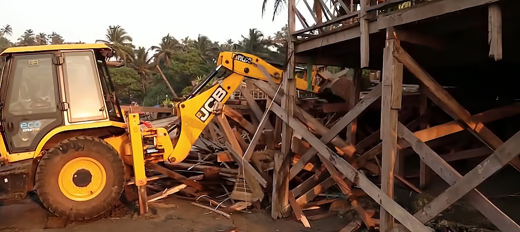 ಗೋವಾ ನೈಟ್ಕ್ಲಬ್ಗೆ ಬೆಂಕಿ: ಲೂತ್ರಾ ಸಹೋದರರ 'ಅಕ್ರಮ' ರೋಮಿಯೋ ಲೇನ್ ಕ್ಲಬ್ ನೆಲಸಮ!