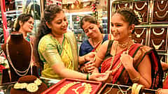 ರಾಕೆಟ್ ವೇಗದಲ್ಲಿ ಚಿನ್ನದ ಬೆಲೆ: ಹಳದಿ ಲೋಹದ ಸುಲಭ ಖರೀದಿಗಾಗಿ ಮಧ್ಯಮ ವರ್ಗದವರಿಗೆ ಇಲ್ಲಿದೆ ಟಿಪ್ಸ್!