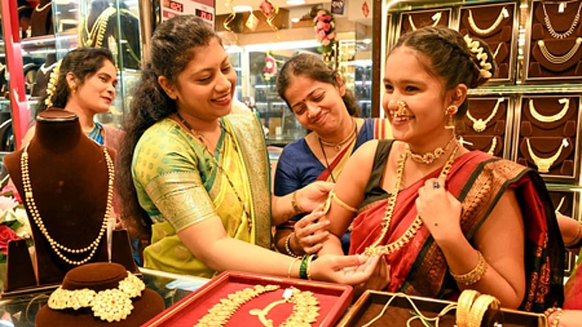 ರಾಕೆಟ್ ವೇಗದಲ್ಲಿ ಚಿನ್ನದ ಬೆಲೆ: ಹಳದಿ ಲೋಹದ ಸುಲಭ ಖರೀದಿಗಾಗಿ ಮಧ್ಯಮ ವರ್ಗದವರಿಗೆ ಇಲ್ಲಿದೆ ಟಿಪ್ಸ್!