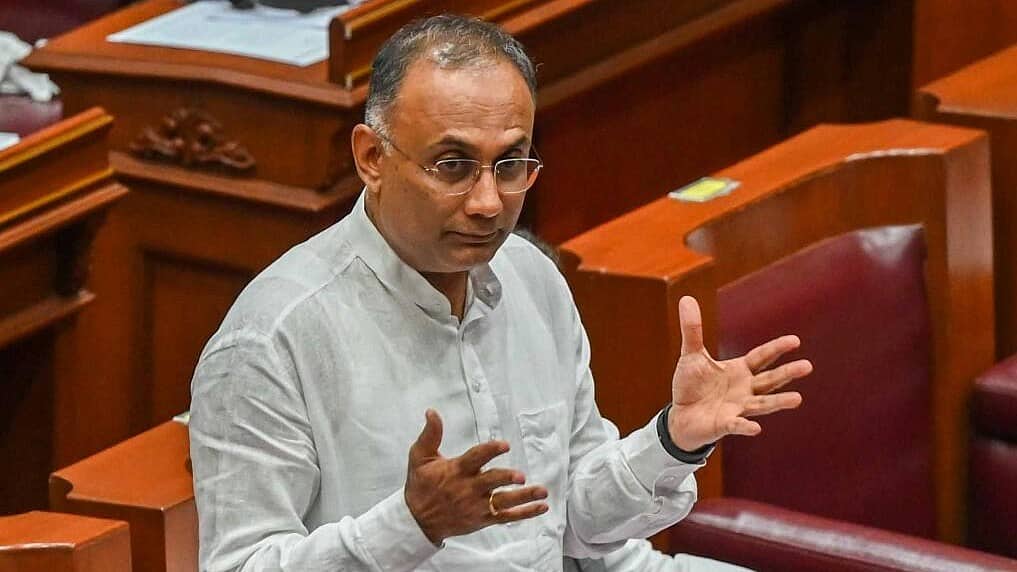 ವೀರ್ ಸಾವರ್ಕರ್ಗೆ ದೇಶದ ಅತ್ಯುನ್ನತ 'ಭಾರತ ರತ್ನ' ಪ್ರಶಸ್ತಿ ಏಕೆ: ದಿನೇಶ್ ಗುಂಡೂರಾವ್ ತೀವ್ರ ಪ್ರಶ್ನೆ