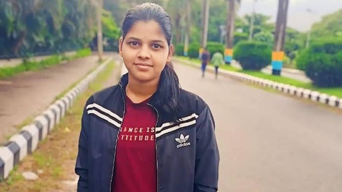 ಧಾರವಾಡ: ಸ್ಪರ್ಧಾತ್ಮಕ ಪರೀಕ್ಷೆಗಳಿಗೆ ತರಬೇತಿ ನಡೆಸುತ್ತಿದ್ದ ಯುವತಿ ರೈಲು ಹಳಿಗೆ ತಲೆ ಕೊಟ್ಟು ಆತ್ಮಹತ್ಯೆ