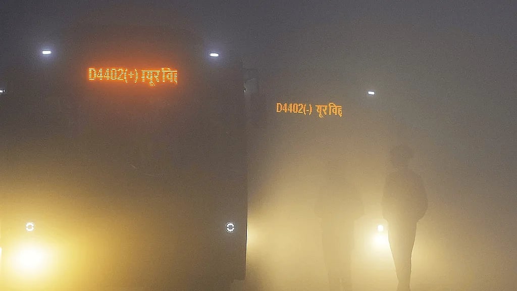 ದೆಹಲಿ: ದಟ್ಟ ಮಂಜು, ವಾಯು ಗುಣಮಟ್ಟ ಸೂಚ್ಯಂಕ ಮತ್ತಷ್ಟು ಕುಸಿತ
