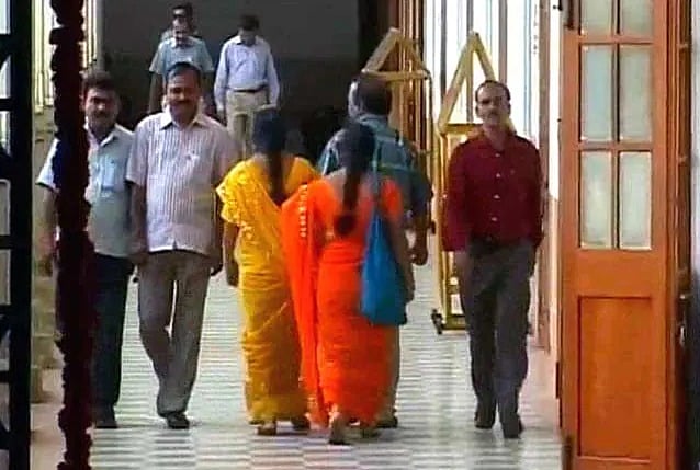 ಹರಿದ ಜೀನ್ಸ್, ಸ್ಲೀವ್ ಲೆಸ್, ಬಿಗಿ ಬಟ್ಟೆ ಧರಿಸುವಂತಿಲ್ಲ; ಸಭ್ಯತೆ ಕಾಪಾಡಿ, ಇಲ್ಲವೇ ಕ್ರಮ ಎದುರಿಸಿ: ನೌಕರರಿಗೆ ರಾಜ್ಯ ಸರ್ಕಾರ ಎಚ್ಚರಿಕೆ