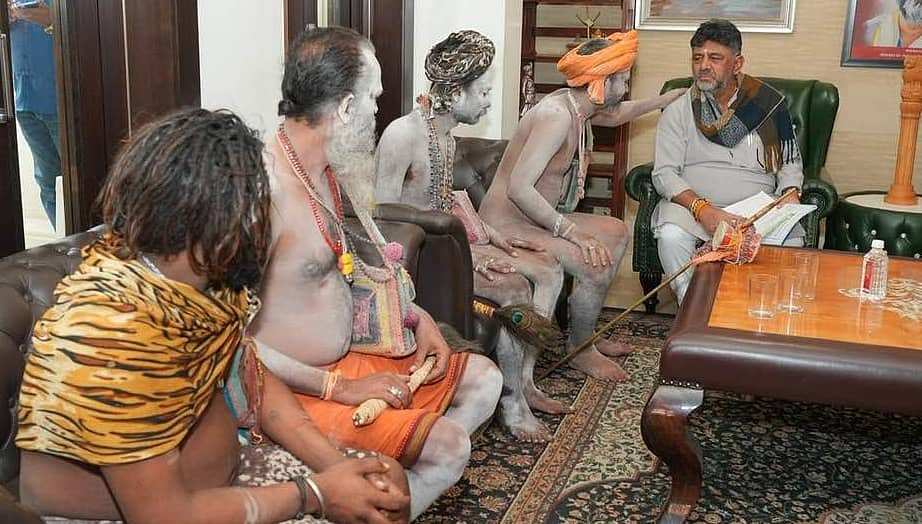 'ಹೈಕಮಾಂಡ್ ನಿಂದ ಕಾಲ್ ಬಂದಾಗ ನಾನು-ಸಿಎಂ ಹೋಗ್ತೀವಿ'; ನಿವಾಸದಲ್ಲಿ ನಾಗಸಾಧುಗಳನ್ನು ಭೇಟಿ ಮಾಡಿದ ಡಿಕೆಶಿ