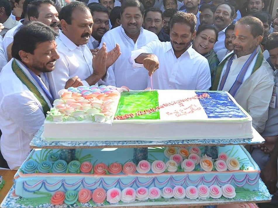 ಜಗನ್ ಬರ್ತ್ ಡೇ: ಮುಖಕ್ಕೆ ಕೇಕ್ ಮೆತ್ತಿಕೊಂಡು ಸಂಭ್ರಮಿಸಿದ YSRCP ಮುಖಂಡರು; Video