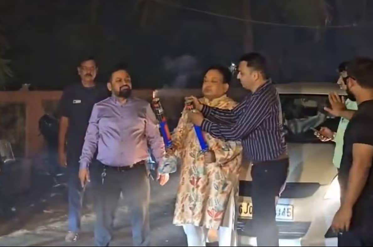 'ನಾನು ಸೆಲೆಬ್ರಿಟಿ, 5 ನಿಮಿಷ ಜನರನ್ನು ತಡೆದು ಮಗನ ಬರ್ತ್ ಡೇ ಆಚರಿಸಿದರೆ ಏನು ತಪ್ಪು?': ಗುಜರಾತ್ ಉದ್ಯಮಿಯ ದರ್ಪದ ವರ್ತನೆ; Video