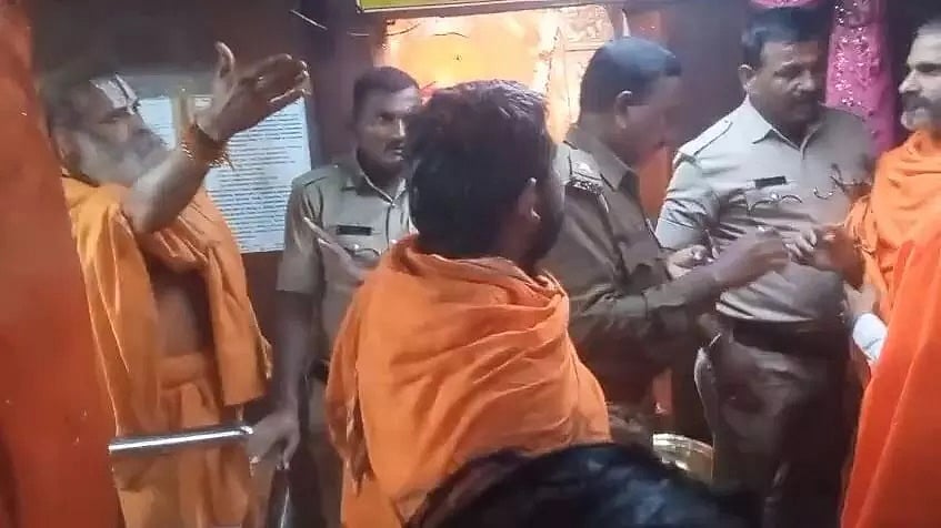 ಅಂಜನಾದ್ರಿ ದೇವಾಲಯ ಗರ್ಭಗುಡಿಯಲ್ಲೇ ಸ್ವಾಮೀಜಿಗಳ ಜಟಾಪಟಿ: ಪೂಜೆ ವಿಚಾರಕ್ಕೆ ಗಲಾಟೆ