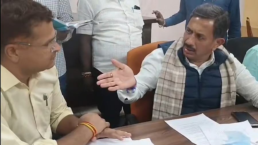 ಜನರಿಂದ 'ಚಪ್ಪಲಿ'ಯಲ್ಲಿ ಹೊಡೆಸ್ತೇನೆ: ಮಾಗಡಿ ತಹಶೀಲ್ದಾರ್ ಗೆ ಕಾಂಗ್ರೆಸ್ ಶಾಸಕ HC ಬಾಲಕೃಷ್ಣ ಆವಾಜ್! ವಿಡಿಯೋ ವೈರಲ್