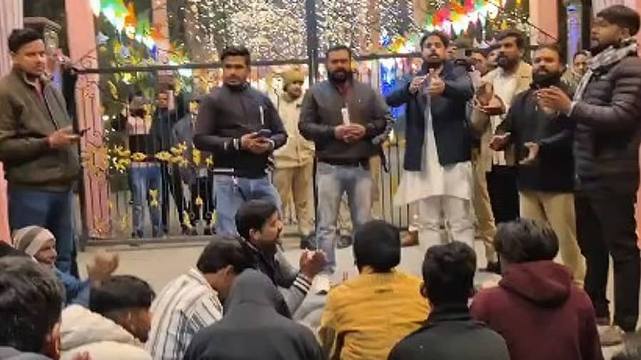 'ಹಿಂದೂ ಭಾವನೆ'ಗಳಿಗೆ ಧಕ್ಕೆ: ಚರ್ಚ್ ಹೊರಗೆ ಬಜರಂಗದಳ ಪ್ರತಿಭಟನೆ, ಹನುಮಾನ್ ಚಾಲೀಸಾ ಪಠಣ! Video