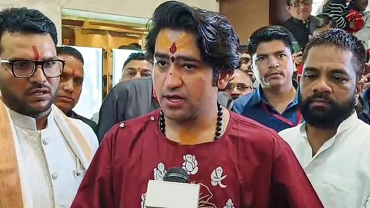 ಸ್ವಯಂ ಘೋಷಿತ ದೇವಮಾನವನ 'ಪಾದ'ಕ್ಕೆ ಎರಗಿದ ಪೊಲೀಸ್ ಅಧಿಕಾರಿ! Video ವೈರಲ್!