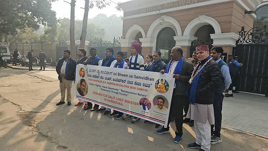ನವದೆಹಲಿ: 'ದಲಿತ ಸಿಎಂ' ಗಾಗಿ ಒತ್ತಾಯ, ಕಾಂಗ್ರೆಸ್ ಪ್ರದಾನ ಕಚೇರಿ ಬಳಿ ಪರಮೇಶ್ವರ್ ಬೆಂಬಲಿಗರ ಪ್ರತಿಭಟನೆ