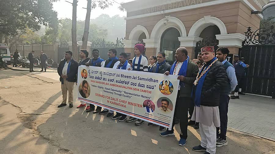 ನವದೆಹಲಿ: 'ದಲಿತ ಸಿಎಂ' ಗಾಗಿ ಒತ್ತಾಯ, ಕಾಂಗ್ರೆಸ್ ಪ್ರದಾನ ಕಚೇರಿ ಬಳಿ ಪರಮೇಶ್ವರ್ ಬೆಂಬಲಿಗರ ಪ್ರತಿಭಟನೆ