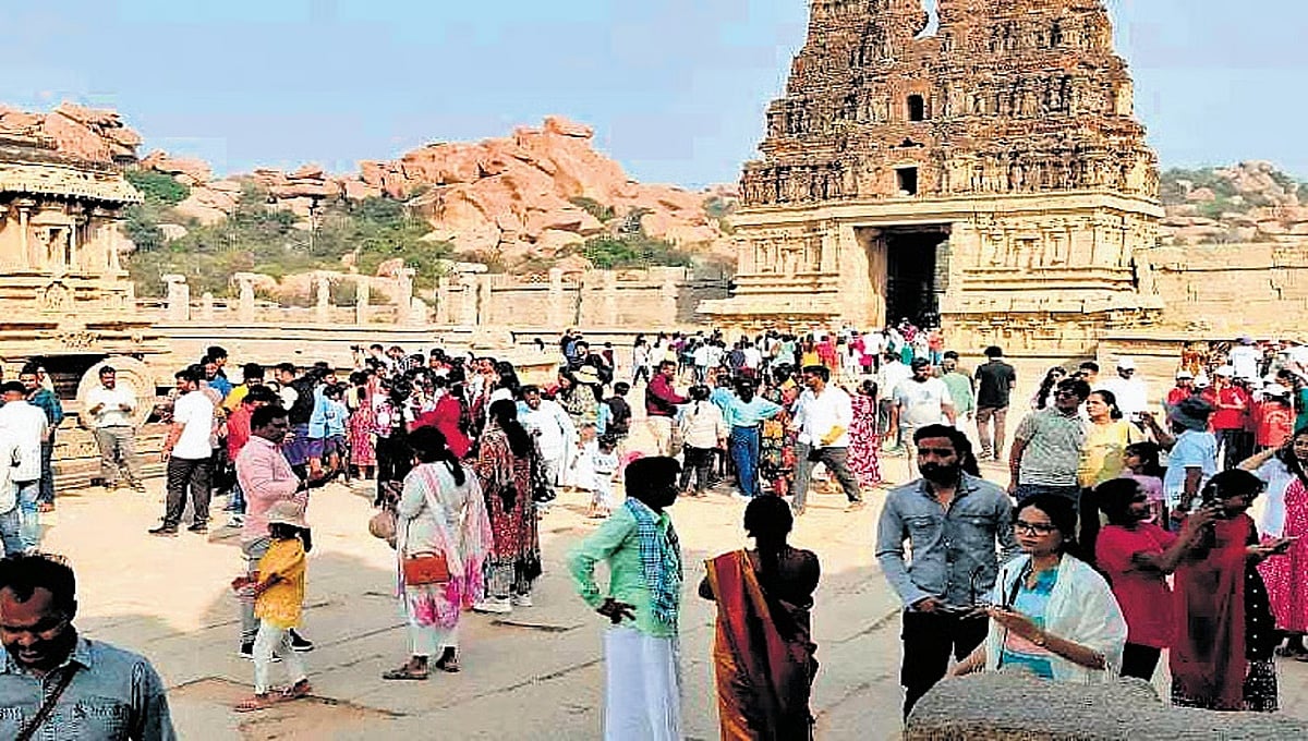 ಒಂದೇ ವಾರದಲ್ಲಿ ಹಂಪಿಗೆ 4 ಲಕ್ಷ ಪ್ರವಾಸಿಗರ ಆಗಮನ: ಸೂಕ್ತ ವಸತಿ ಸೌಲಭ್ಯಗಳಿಲ್ಲದೆ ಹಲವರ ಪರದಾಟ