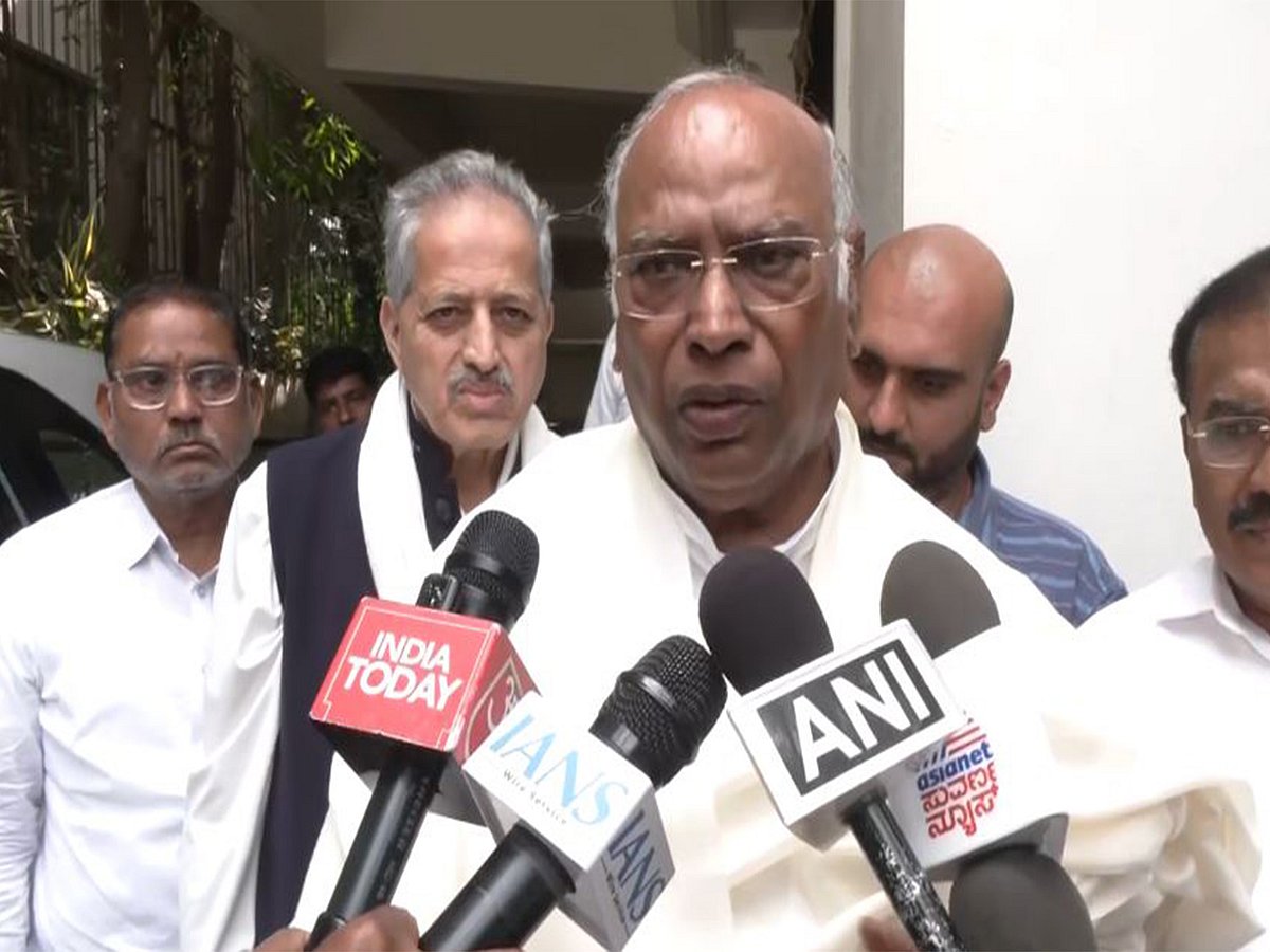 CM ಕುರ್ಚಿ ಗುದ್ದಾಟ: ಅಗತ್ಯವಿದ್ದಾಗ ಸಿದ್ದರಾಮಯ್ಯ, ಶಿವಕುಮಾರ್ರನ್ನು ಮಾತುಕತೆಗೆ ಕರೆಯಲಾಗುವುದು- ಮಲ್ಲಿಕಾರ್ಜುನ ಖರ್ಗೆ