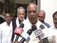 CM ಕುರ್ಚಿ ಗುದ್ದಾಟ: ಅಗತ್ಯವಿದ್ದಾಗ ಸಿದ್ದರಾಮಯ್ಯ, ಶಿವಕುಮಾರ್ರನ್ನು ಮಾತುಕತೆಗೆ ಕರೆಯಲಾಗುವುದು- ಮಲ್ಲಿಕಾರ್ಜುನ ಖರ್ಗೆ