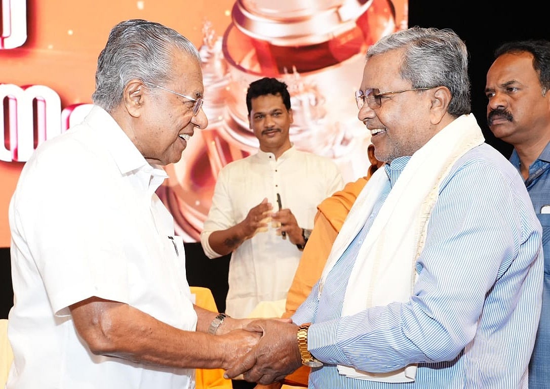 ಕೋಗಿಲು ಬಡಾವಣೆ ಜಟಾಪಟಿ ನಡುವೆ ಕೇರಳ ಸಿಎಂ ಪಿಣರಾಯಿ ಜೊತೆ ಸಿದ್ದರಾಮಯ್ಯ ಆತ್ಮೀಯ ಕುಶಲೋಪರಿ