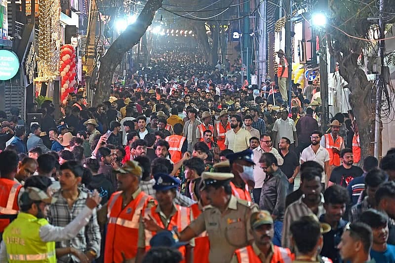 ಹೊಸ ವರ್ಷವನ್ನು ಸ್ವಾಗತಿಸಲು ಕೋರಮಂಗಲದಲ್ಲಿ ಮಧ್ಯರಾತ್ರಿಯ ವೇಳೆ ದೊಡ್ಡ ಜನಸಮೂಹ ಜಮಾಯಿಸಿತ್ತು.