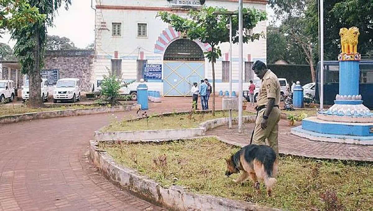 ಹಿಂಡಲಗಾ ಕೇಂದ್ರ ಕಾರಾಗೃಹಕ್ಕೆ ಮೊಬೈಲ್ ಫೋನ್ ಎಸೆಯುತ್ತಿರುವ ವಿಡಿಯೋ ವೈರಲ್: ಡಿಐಜಿ ಸ್ಪಷ್ಟನೆ ಏನು?