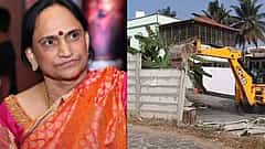 ಹಾಸನ: ಬೆಳಂ ಬೆಳಿಗ್ಗೆ ನಟ 'ಯಶ್ ತಾಯಿ ಪುಷ್ಪಾ' ಮನೆ ಮುಂದೆ ಜೆಸಿಬಿ ಘರ್ಜನೆ, ಕಾಂಪೌಂಡ್ ಧ್ವಂಸ!