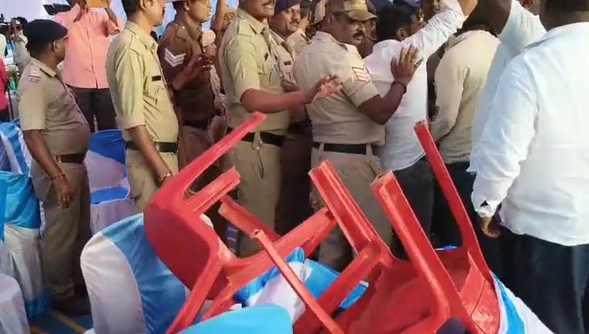 ಕೊಪ್ಪಳದಲ್ಲಿ ಹೈಡ್ರಾಮಾ: ಕೇಂದ್ರ ಸಚಿವ ಸೋಮಣ್ಣ ಅವರತ್ತ ಕುರ್ಚಿ ಎಸೆದ ಕಾಂಗ್ರೆಸ್ ಕಾರ್ಯಕರ್ತರು!