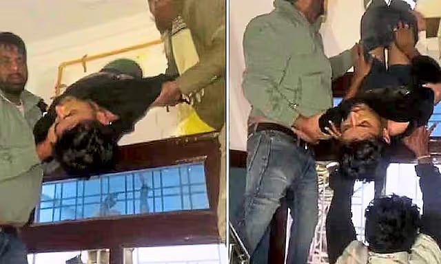 ಕಳ್ಳತನಕ್ಕೆ ಬಂದು ಎಕ್ಸಾಸ್ಟ್ ಫ್ಯಾನ್ನಲ್ಲಿ ಸಿಲುಕಿ ಒದ್ದಾಡಿದ ಕಳ್ಳ; ಇಳಿಸಲು ಪೊಲೀಸರೇ ಬರಬೇಕಾಯ್ತು! Video
