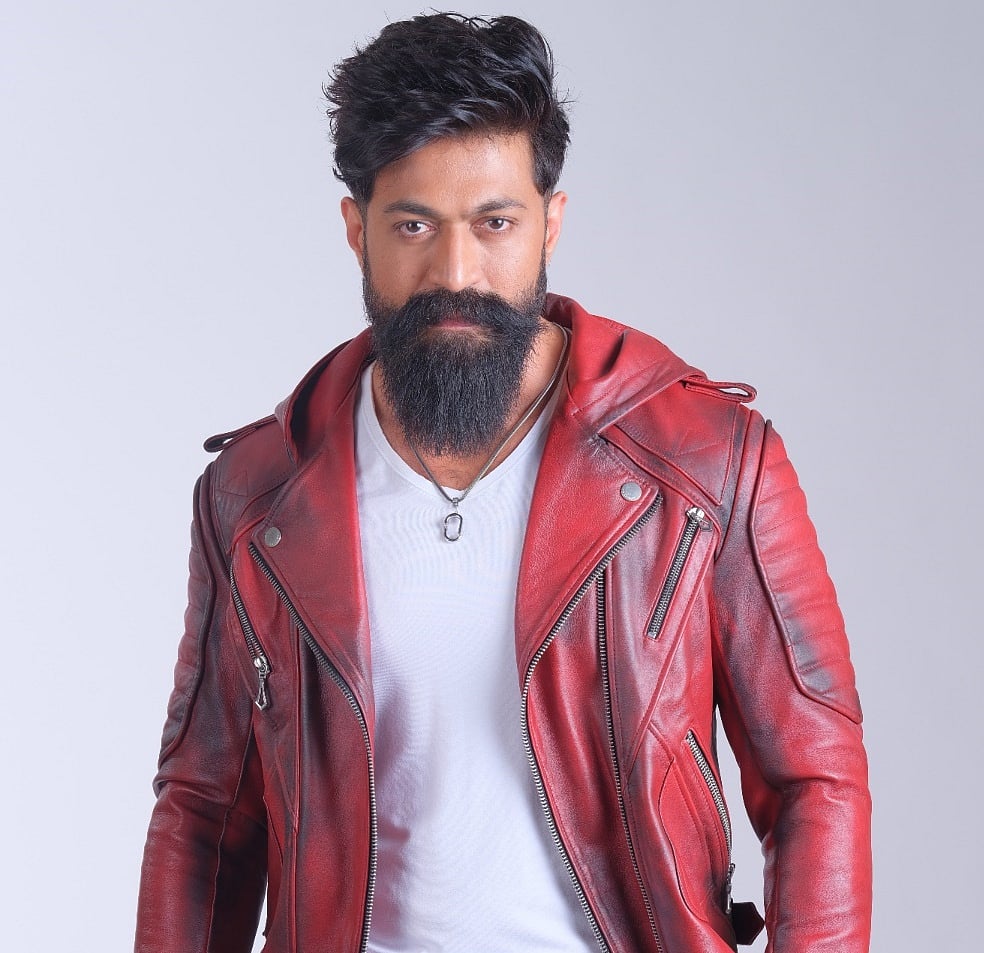 ಬರ್ತ್ ಡೇ ಮುನ್ನ ಸ್ಟೈಲಿಶ್ ಲುಕ್ ನಲ್ಲಿ ಮಿಂಚಿದ ರಾಕಿಂಗ್ ಸ್ಟಾರ್ ಯಶ್