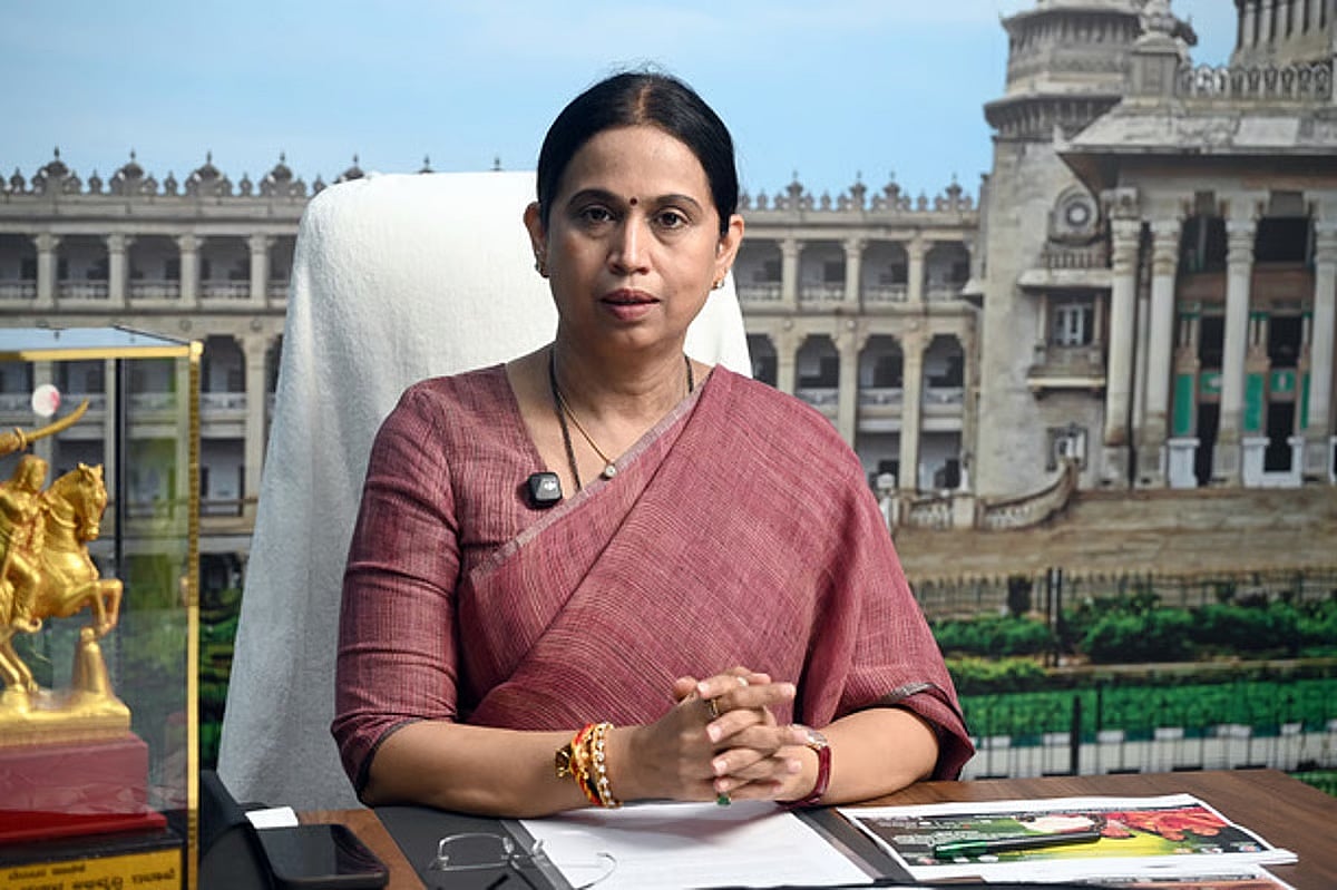 ಶಾಲಾ-ಕಾಲೇಜುಗಳಲ್ಲಿ ಸೋಷಿಯಲ್ ಮೀಡಿಯಾ ಬಗ್ಗೆ ಜಾಗೃತಿ ಮೂಡಿಸಿ: ಪೊಲೀಸರಿಗೆ ಸಚಿವೆ ಲಕ್ಷ್ಮಿ ಹೆಬ್ಬಾಳ್ಕರ್ ಸಲಹೆ