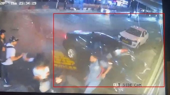 ಬೆಂಗಳೂರು: ಡಿವೈಡರ್ ಮೇಲೆ ಹಾರಿ ಜನರ ಮೇಲೆ ಬಿದ್ದ ದುಬಾರಿ ಕಾರು, ಬದುಕಿದ್ದೇ ಪವಾಡ; Video
