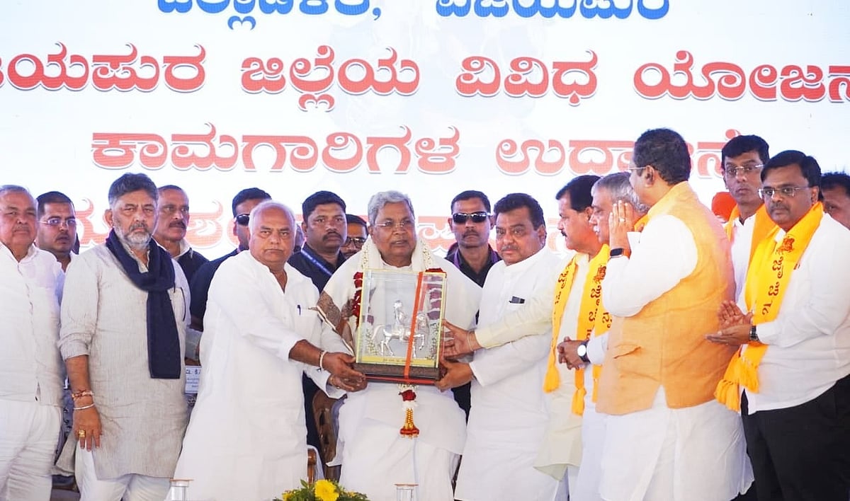 ಡಿಕೆಶಿ ತಿನ್ನಿಸಿದ ಸ್ವೀಟನ್ನು ಬಾಯಿಂದ ಎಸೆದ ಸಿದ್ದರಾಮಯ್ಯ, ಯಾಕೆ ಹೀಗೆ ಮಾಡಿದರು ಎಂದು ಕೇಳುತ್ತಿದ್ದಾರೆ ನೆಟ್ಟಿಗರು; Video