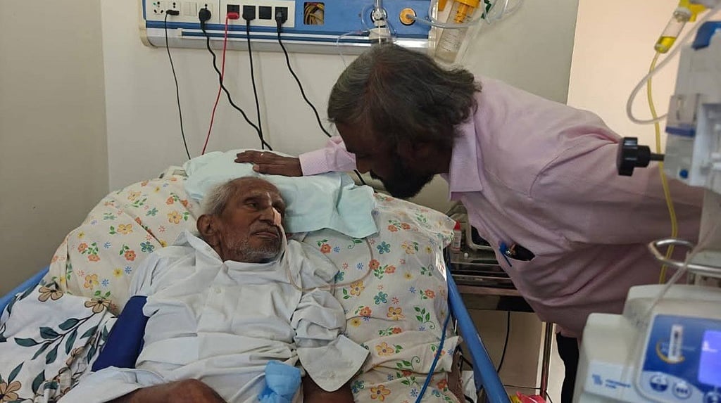 ಮಾಜಿ ಸಚಿವ, ಶತಾಯುಷಿ ಭೀಮಣ್ಣ ಖಂಡ್ರೆ ಆರೋಗ್ಯದಲ್ಲಿ ಏರುಪೇರು: ಆಸ್ಪತ್ರೆಗೆ ಭೇಟಿ ನೀಡಿ ತಂದೆಯ ಆರೋಗ್ಯ ವಿಚಾರಿಸಿದ ಸಚಿವ ಈಶ್ವರ್ ಖಂಡ್ರೆ