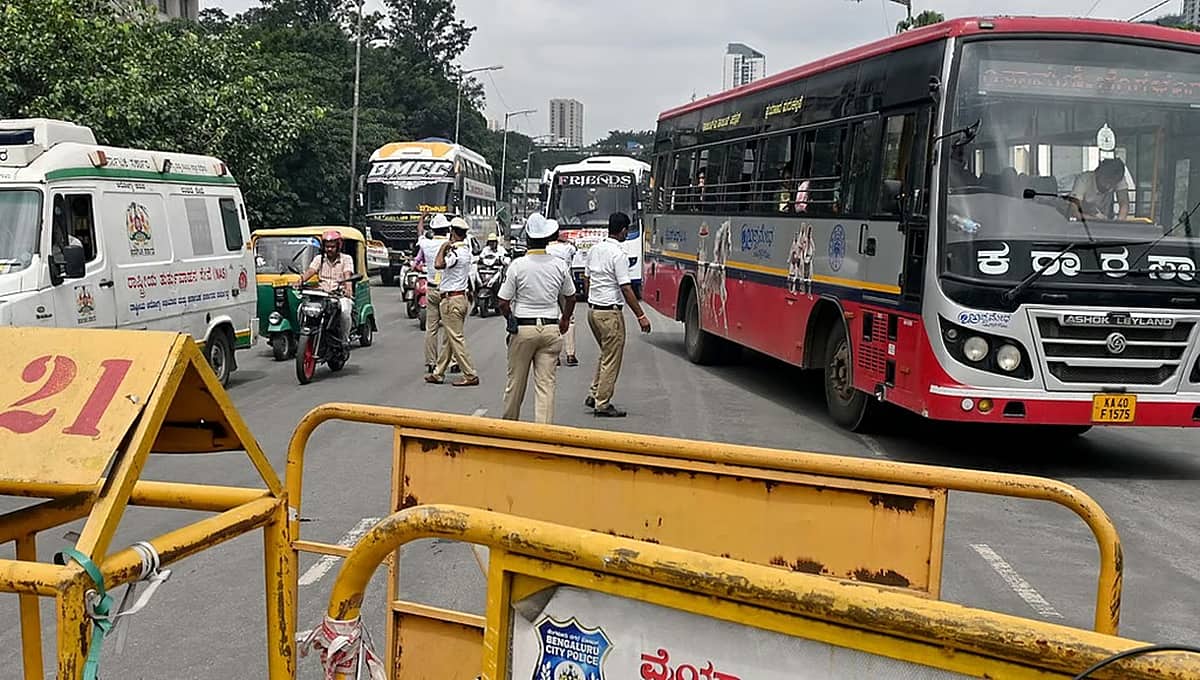ಬೆಂಗಳೂರಿನಲ್ಲಿ ಪ್ರತಿ ನಿಮಿಷಕ್ಕೆ 14 ಸಂಚಾರ ನಿಯಮ ಉಲ್ಲಂಘನೆ: ಹೆಲ್ಮೆಟ್ ಧರಿಸದ 20 ಲಕ್ಷ ಚಾಲಕರು!