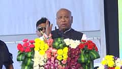ನೀವು ಇಲ್ಲಿ ಹುಟ್ಟೋದು ಬೇಡ ನಿಮ್ಮ ಕ್ಷೇತ್ರದ ಶೇ. 75 ರಷ್ಟಾದರೂ ಇಲ್ಲಿ ಅಭಿವೃದ್ಧಿ ಮಾಡಿ: ಡಿಕೆಶಿಗೆ ಖರ್ಗೆ ಟಾಂಗ್; Video