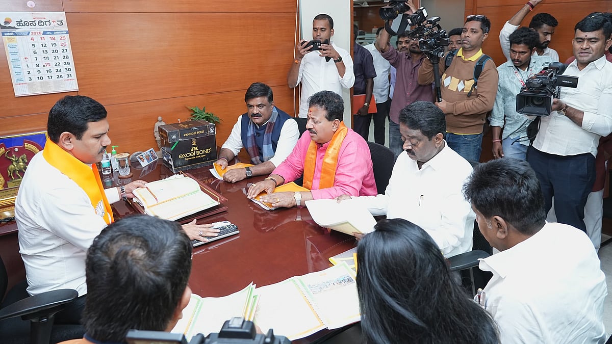 ಕೋಗಿಲು ನಿವಾಸಿಗಳಲ್ಲಿ ಬಾಂಗ್ಲಾ-ರೋಹಿಂಗ್ಯಾಗಳು: ಸತ್ಯಶೋಧನಾ ಸಮಿತಿಯಿಂದ ವಿಜಯೇಂದ್ರಗೆ ವರದಿ ಸಲ್ಲಿಕೆ, NIA ತನಿಖೆಗೆ ಶಿಫಾರಸು