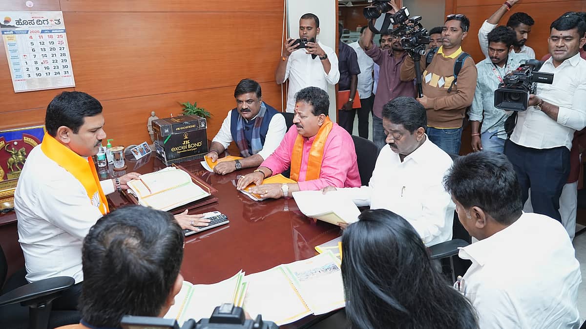ಕೋಗಿಲು ನಿವಾಸಿಗಳಲ್ಲಿ ಬಾಂಗ್ಲಾ-ರೋಹಿಂಗ್ಯಾಗಳು: ಸತ್ಯಶೋಧನಾ ಸಮಿತಿಯಿಂದ ವಿಜಯೇಂದ್ರಗೆ ವರದಿ ಸಲ್ಲಿಕೆ, NIA ತನಿಖೆಗೆ ಶಿಫಾರಸು