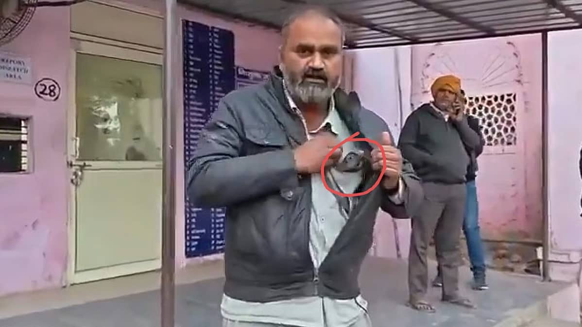 'ಹಾವು ಕಚ್ಚಿದೆ ಬೇಗ ಚಿಕಿತ್ಸೆ ಕೊಡಿ': ಜೀವಂತ ನಾಗರಹಾವನ್ನೇ ಜೇಬಲ್ಲಿಟ್ಟುಕೊಂಡು ಆಸ್ಪತ್ರೆಗೆ ಬಂದ ಆಟೋ ಚಾಲಕ, Video