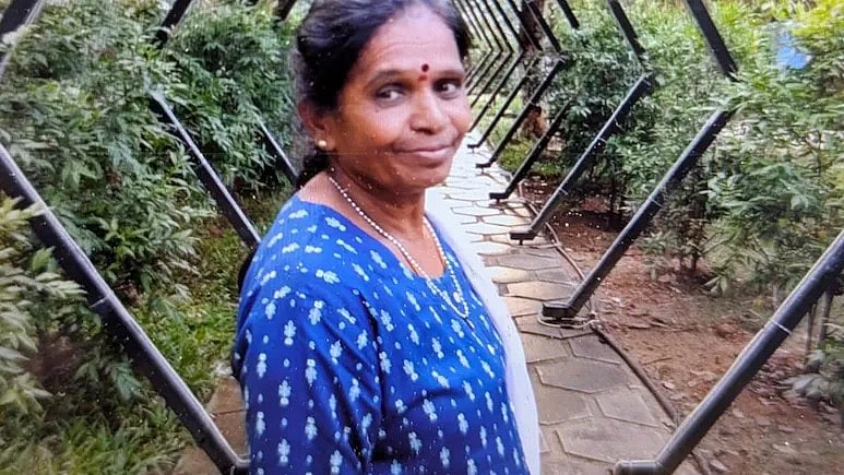 ಬೆಂಗಳೂರು: ಹಾಡಹಗಲೇ ಜನನಿಬಿಡ ರಸ್ತೆಯಲ್ಲೇ ಮಚ್ಚಿನಿಂದ ಕೊಚ್ಚಿ ಮಹಿಳೆ ಕೊಲೆ!