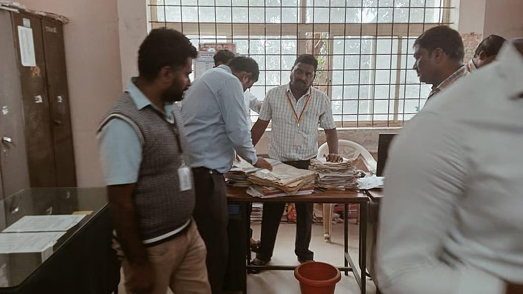 ಉಪ ಲೋಕಾಯುಕ್ತ ದಾಳಿ ವೇಳೆ 200 ಕೋಟಿ ರೂ ಭೂ ಹಗರಣ ಬಯಲಿಗೆ: ಐವರು ಅಧಿಕಾರಿಗಳ ಬಂಧನ