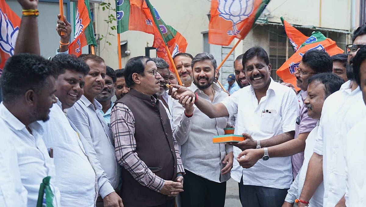 ಮಹಾ ಸ್ಥಳೀಯ ಸಂಸ್ಥೆ ಚುನಾವಣೆಯಲ್ಲಿ ಗೆಲುವು; ಬೆಂಗಳೂರಿನ ಬಿಜೆಪಿ ಕಚೇರಿಯಲ್ಲೂ ವಿಜಯೋತ್ಸವ