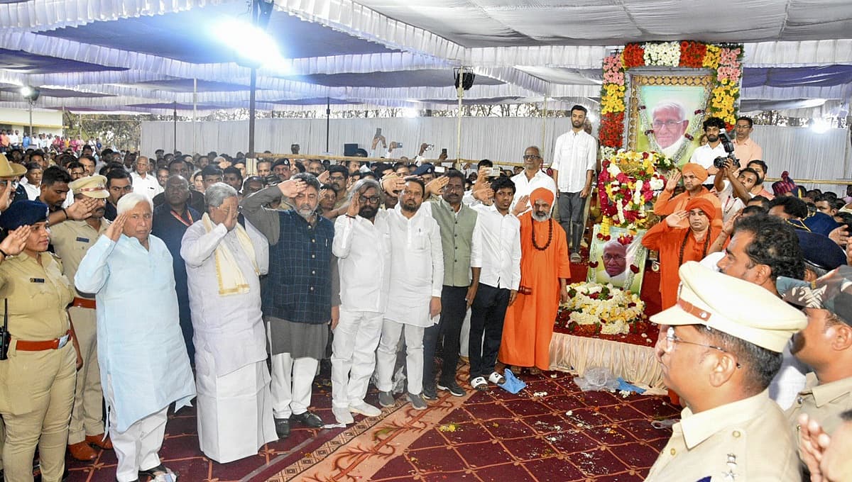 ಅಂತ್ಯಕ್ರಿಯೆಯಲ್ಲಿ ಮುಖ್ಯಮಂತ್ರಿ ಸಿದ್ದರಾಮಯ್ಯ, ಉಪ ಮುಖ್ಯಮಂತ್ರಿ ಡಿಕೆ ಶಿವಕುಮಾರ್, ಸಚಿವರಾದ ಎಚ್. ಕೆ ಪಾಟೀಲ್, ಎಸ್.ಎಸ್ ಮಲ್ಲಿಕಾರ್ಜುನ್ ಸೇರಿದಂತೆ ಹಲವು ಗಣ್ಯರು ಸೇರಿದಂತೆ ಸಾವಿರಾರು ಜನ ಭಾಗಿಯಾಗಿದ್ದರು.
