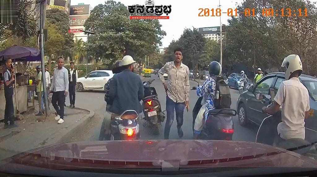 ಓವರ್ ಟೇಕ್ ವಿಚಾರಕ್ಕೆ ಜಗಳ: ನಡುರಸ್ತೆಯಲ್ಲಿ ಮಾರಕಾಸ್ತ್ರ ತೋರಿಸಿ ದಂಪತಿಗೆ ಬೆದರಿಸಿದ ಬೈಕ್ ಸವಾರ, Video ವೈರಲ್