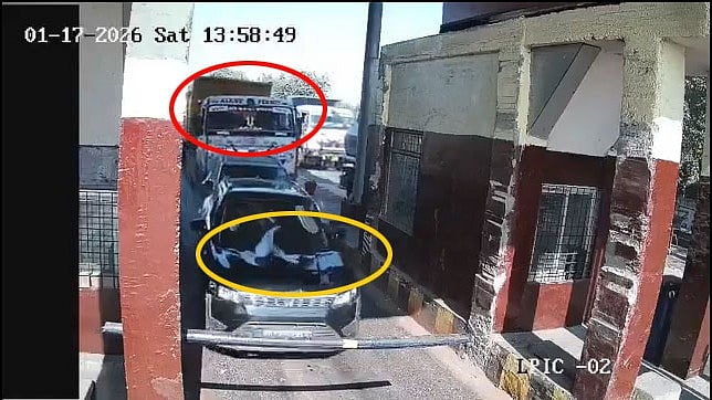 ಭೀಕರ ಅಪಘಾತ: ಟೋಲ್ ನಲ್ಲಿ ನಿಂತಿದ್ದ ಕಾರಿಗೆ ಢಿಕ್ಕಿ; ಸಿಬ್ಬಂದಿಯನ್ನು 50 ಮೀಟರ್ ಎಳೆದೊಯ್ದ ಟ್ರಕ್; Video