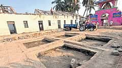 ಲಕ್ಕುಂಡಿ: ನಿಧಿ ಸಿಕ್ಕಿದ ಜಾಗದಲ್ಲಿ ಉತ್ಖನನ ಕಾರ್ಯ ಆರಂಭ; ಶಿವಲಿಂಗ ಮಾದರಿ ಕಲಾಕೃತಿ ಪತ್ತೆ; Video