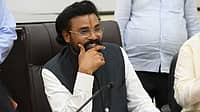 ಮಧು ಬಂಗಾರಪ್ಪ ದಿನಕ್ಕೊಂದು ಶೂ ಹಾಕ್ತಾರೆ, ಶಾಲಾ ಮಕ್ಕಳಿಗೆ ಕಿತ್ತೋಗಿರೋ ಶೂ ಕೊಡ್ತಾರೆ; ಚಿಂದಿ ಆಯುವವರು ಕೂಡ ಅದನ್ನು ತಗೊಳ್ಳಲ್ಲ- ಶ್ರೀರಾಮುಲು